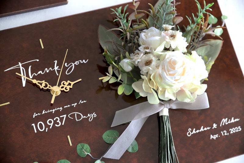 白いブーケと葉っぱのついた三連式の花時計の名入れイメージ
