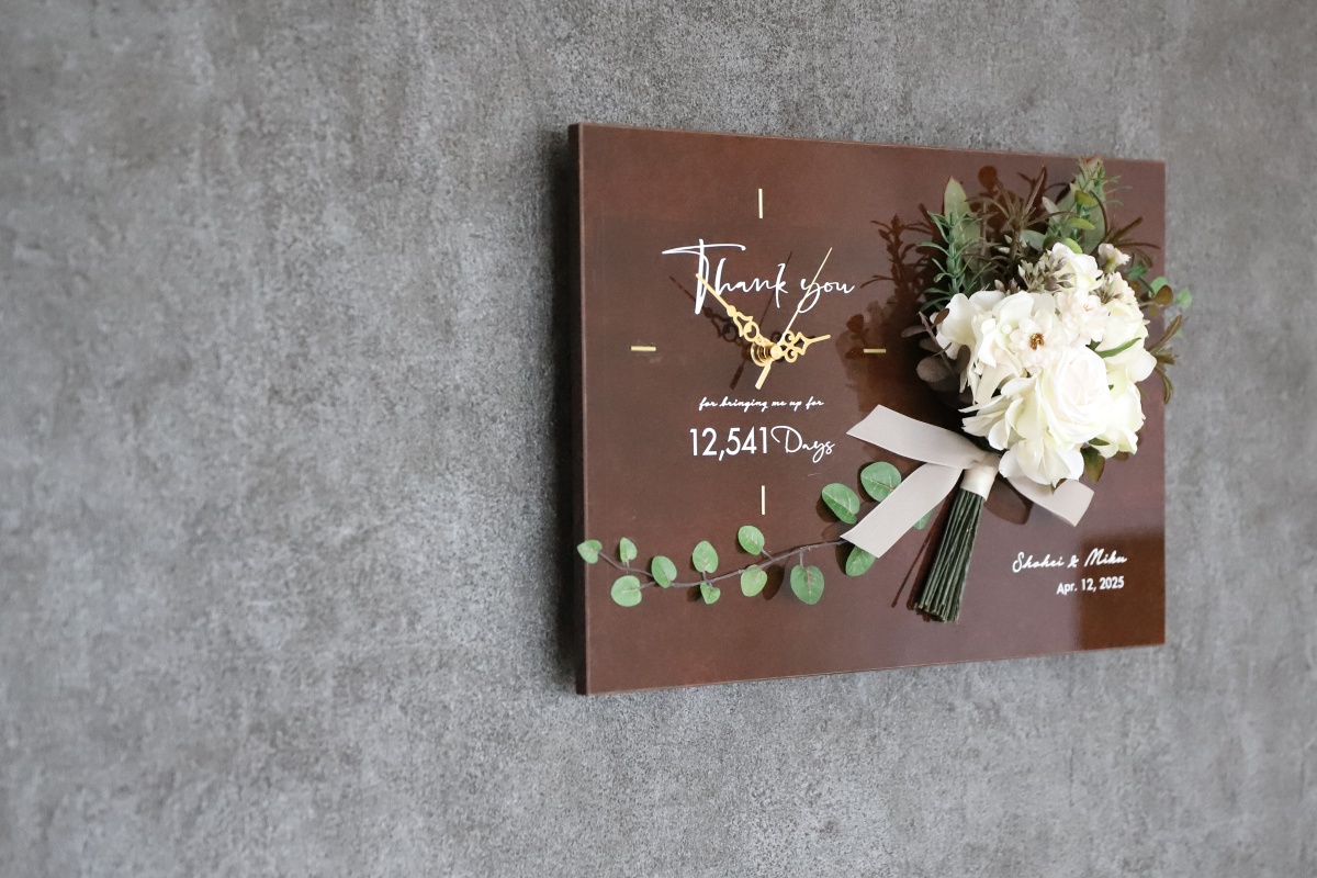両親贈呈品のつながるグリーンの三連式花時計の壁掛けイメージ