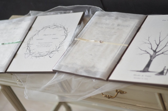 木製ブック型の結婚証明書とウェディングツリー