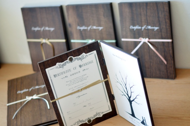 木製ブック型の結婚証明書とウェディングツリー