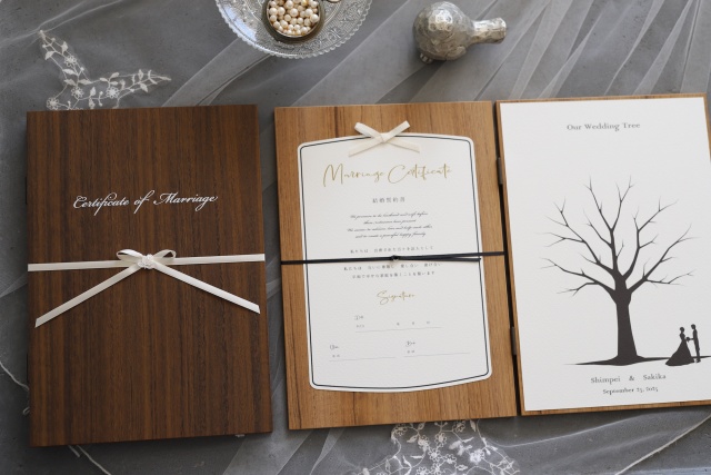 世界に一つのウェディングツリーと結婚証明書がひとつになった木製ブック
