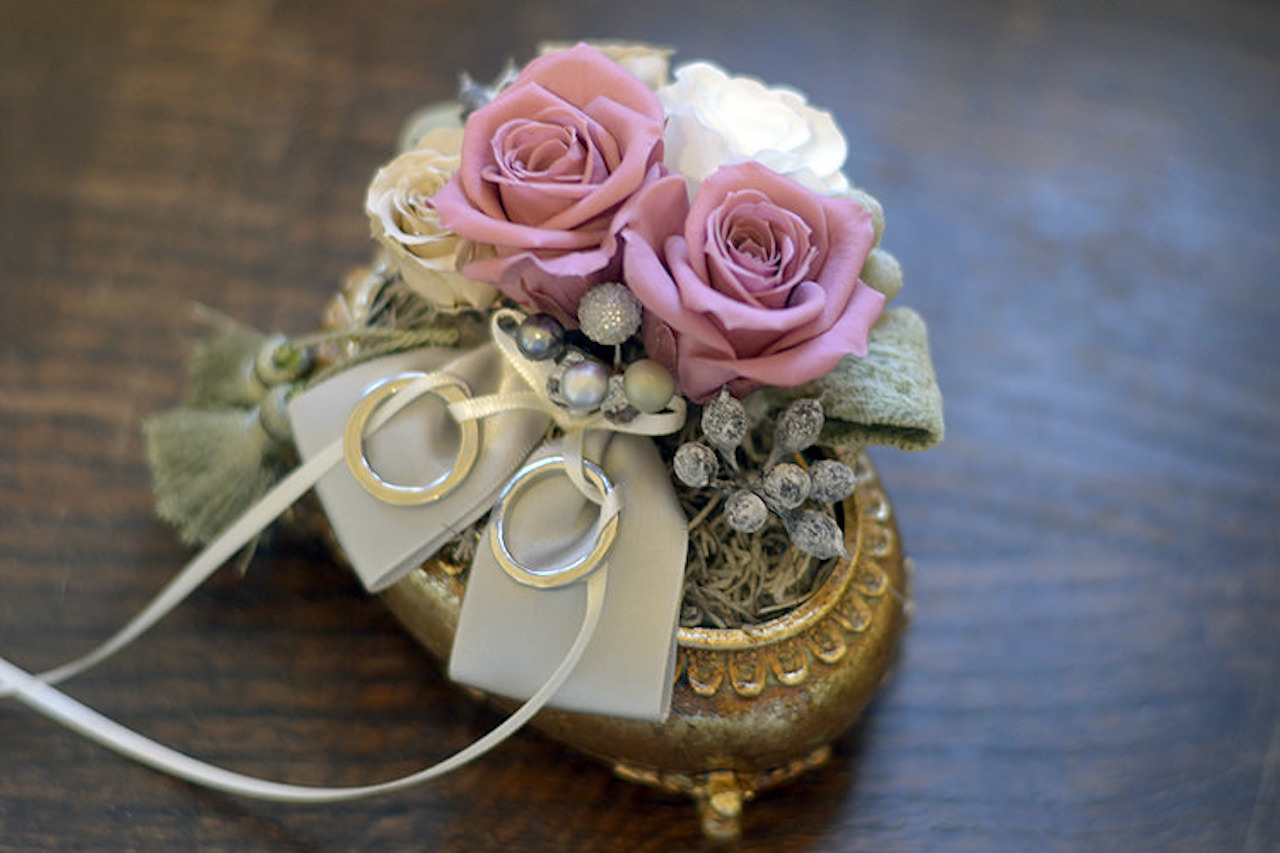 プリザーブドフラワーアレンジの手作りリングピロー