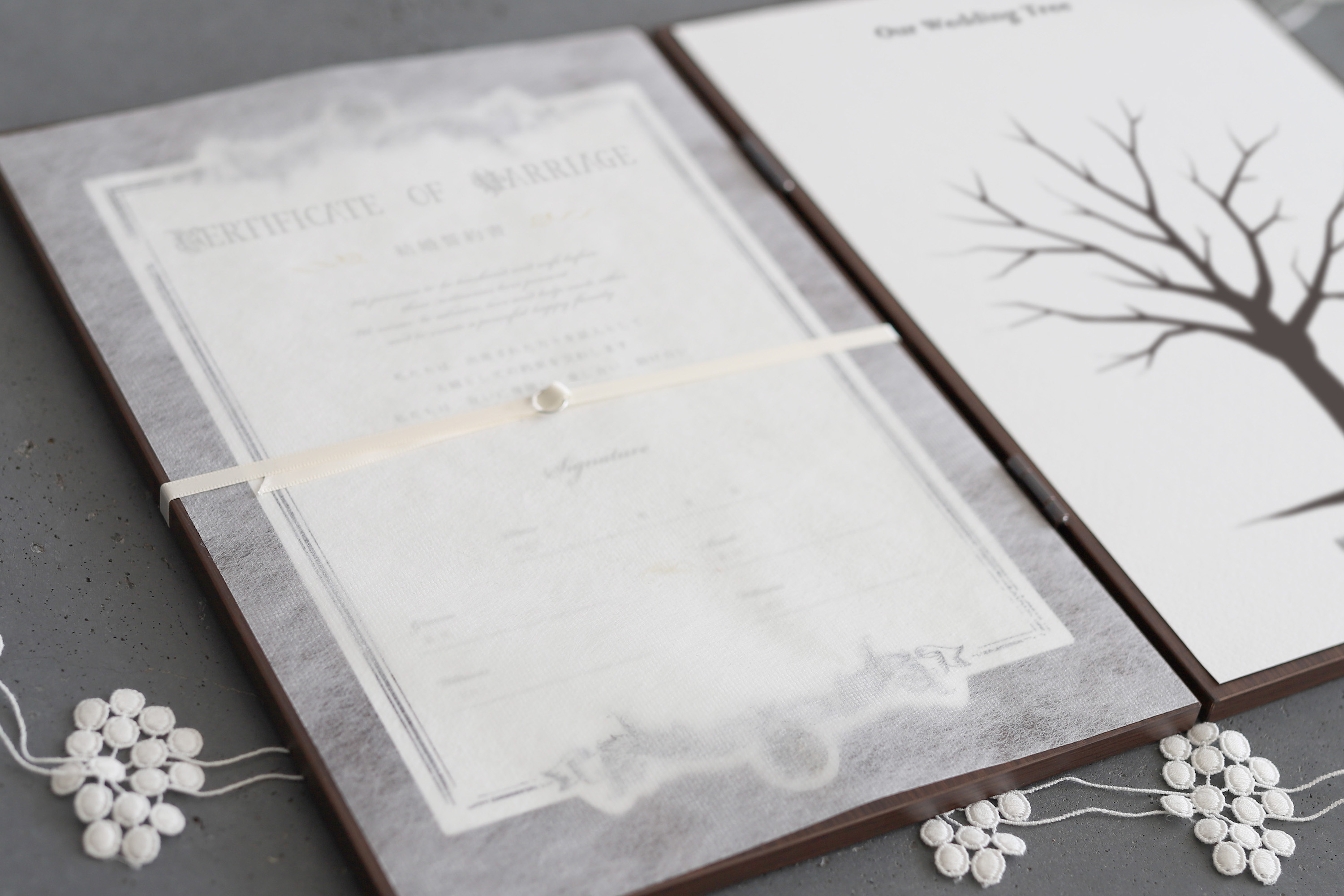木製ブック型の結婚証明書とウェディングツリー フィーノ