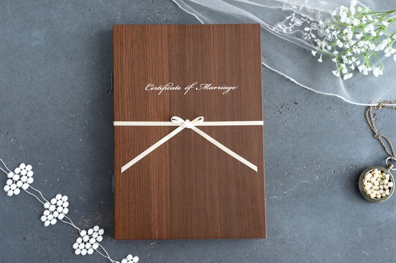 木製ブック型の結婚証明書とフォトアルバム - フィーノ
