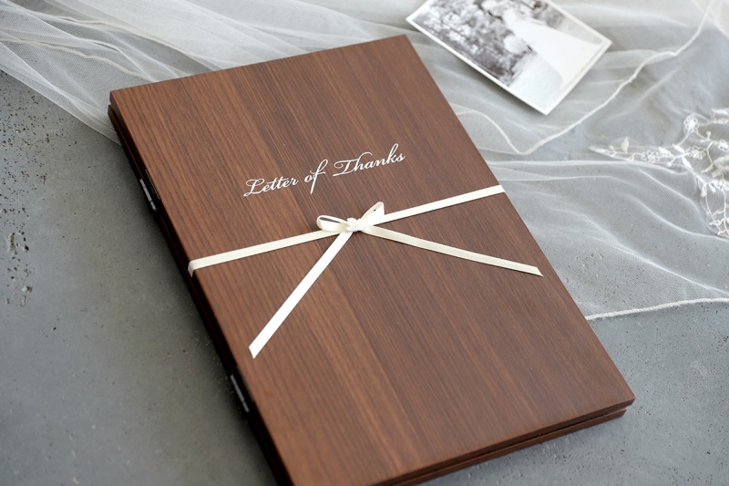 木製ブックの子育て感謝状の表紙イメージ