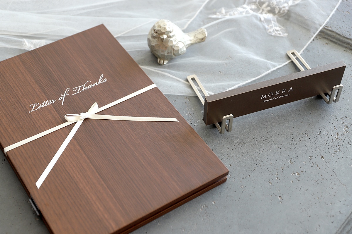 木製ブックの子育て感謝状と専用のスタンド