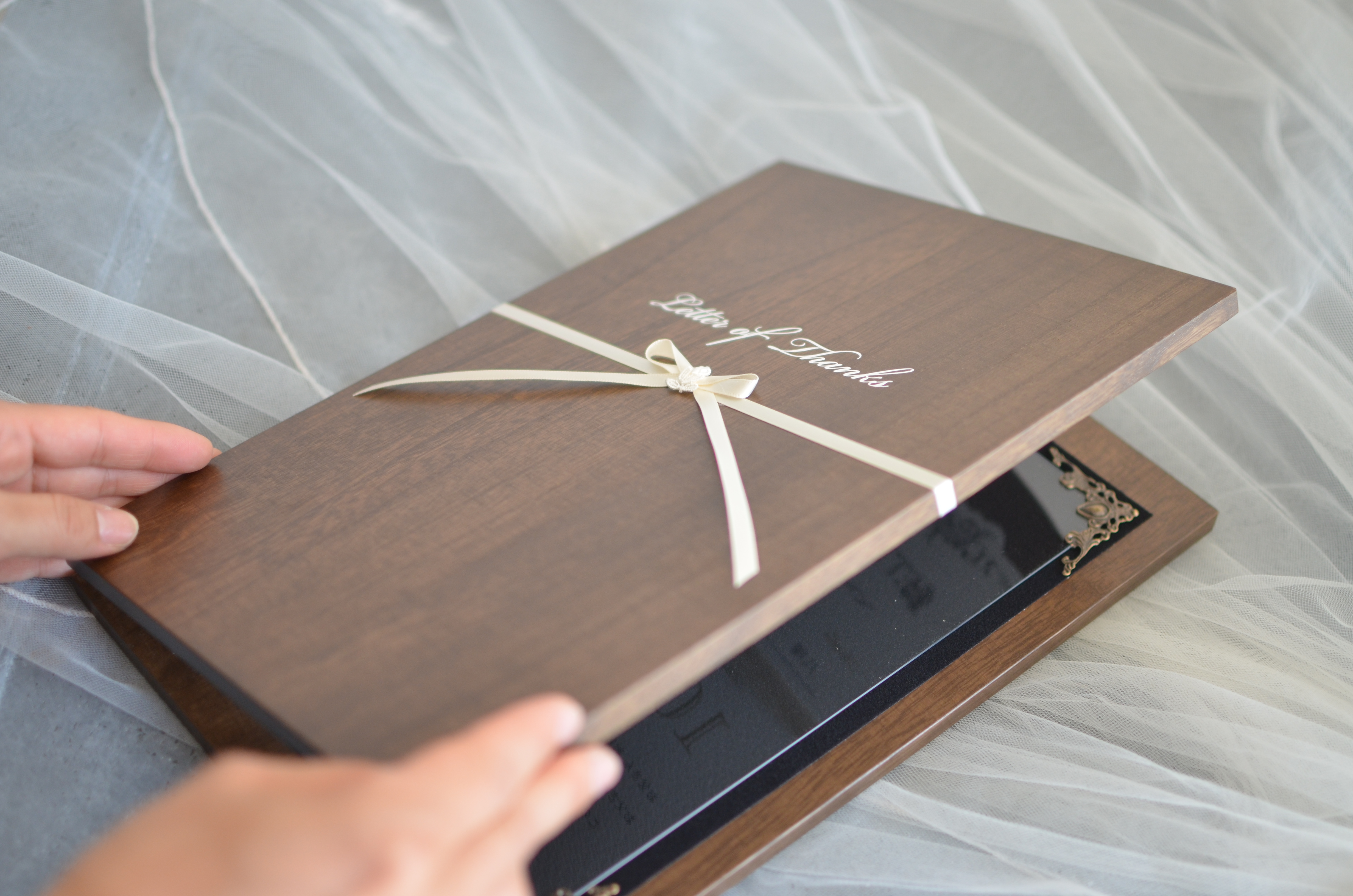 木製ブックの子育て感謝状の制作イメージ