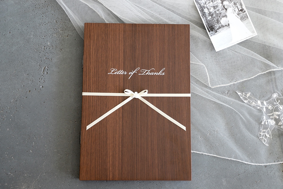 木製ブックの子育て感謝状とのリボン説明イメージ