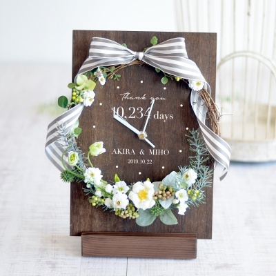 退職祝い・送別会のプレゼント 木製パネルの花時計・ブラウン 木製パネルとリースの時計／ホワイト
