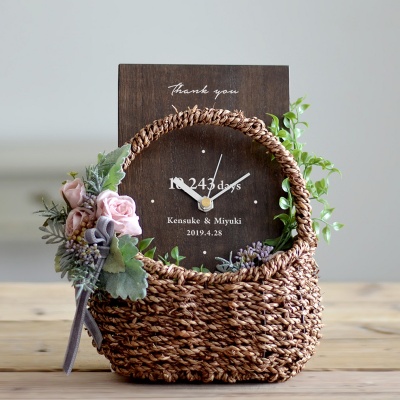 還暦・長寿祝い・周年記念品 木製パネルの花時計・ブラウン バスケットの置き時計／ピンク