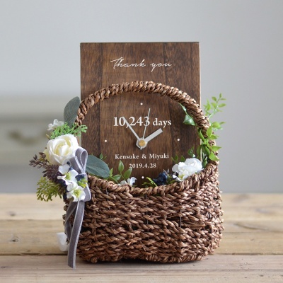 出産祝い・誕生日のプレゼント 木製パネルの花時計・ブラウン バスケットの置き時計／ホワイト
