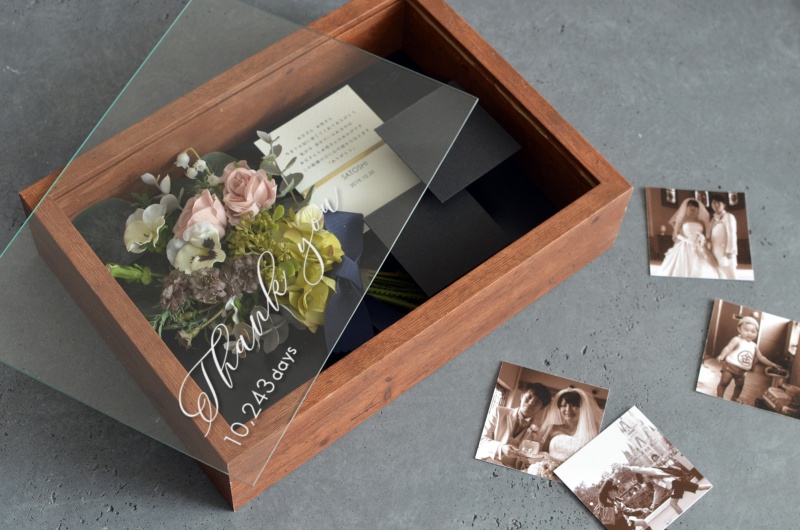 結婚式の両親贈呈の贈りものに手紙と写真を届けるフラワーボックス フィーノ