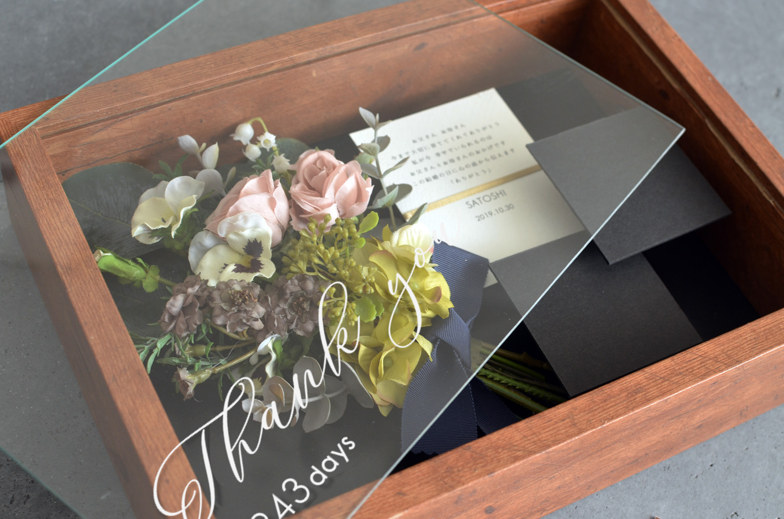 結婚式の両親贈呈の贈りものに手紙と写真を届けるフラワーボックス フィーノ
