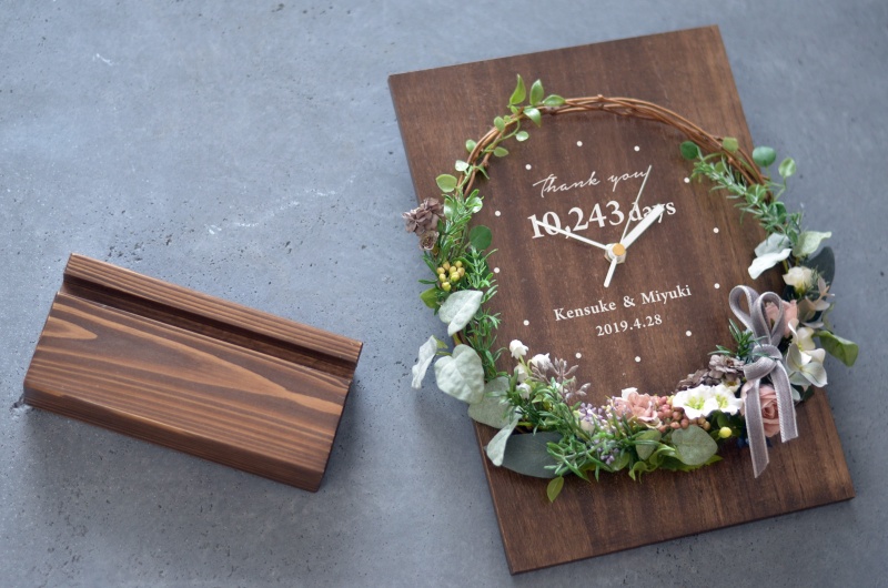 結婚式の両親贈呈品に人気／木製パネルとリースの時計／オールドピンク