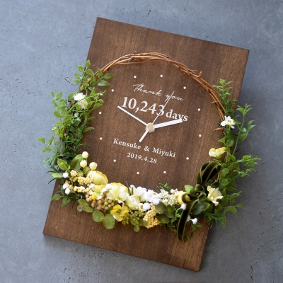 退職祝い・送別会のプレゼント 木製パネルの花時計・ブラウン 木製パネルとリースの時計／オールドイエロー