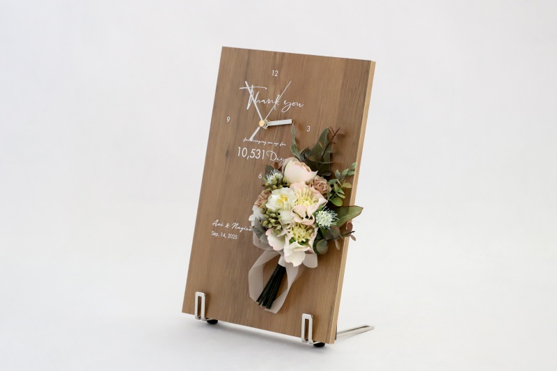 結婚式や創立記念など周年イベントの記念品にもおすすめのブーケの花時計の斜めイメージ
