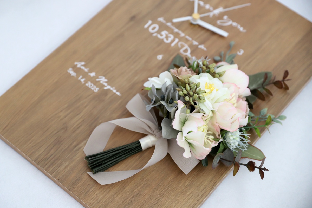 結婚記念品や新築祝い開店祝いのブーケの花時計のフラワーデザイン