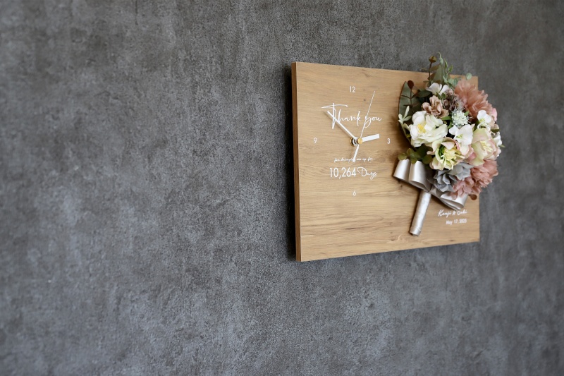 結婚や周年記念品におすすめブーケの花時計の壁掛けイメージ