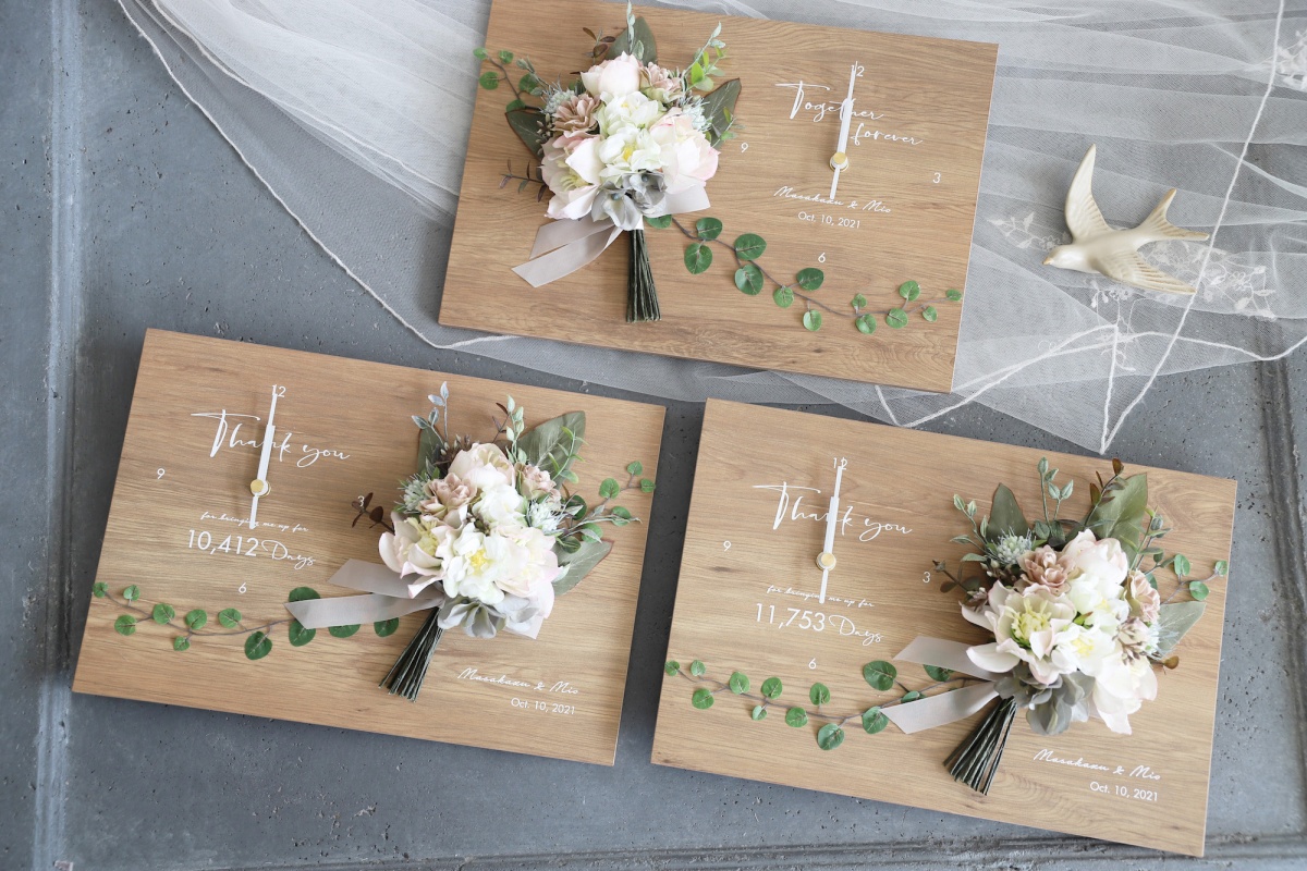 結婚式にプレゼントした両親ギフトの三連式花時計を個別に並べたイメージ