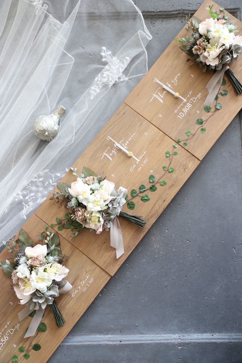 結婚披露宴の両親ギフトの花時計を三連につなげて置いたイメージ