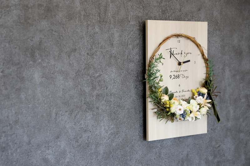 結婚式や創立周年記念品の花時計の壁掛けイメージ