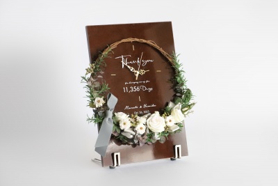 ご両親へのプレゼント 木製パネルの花時計・プレミアム 木製パネルとリースの花時計／プレミアム・スノー