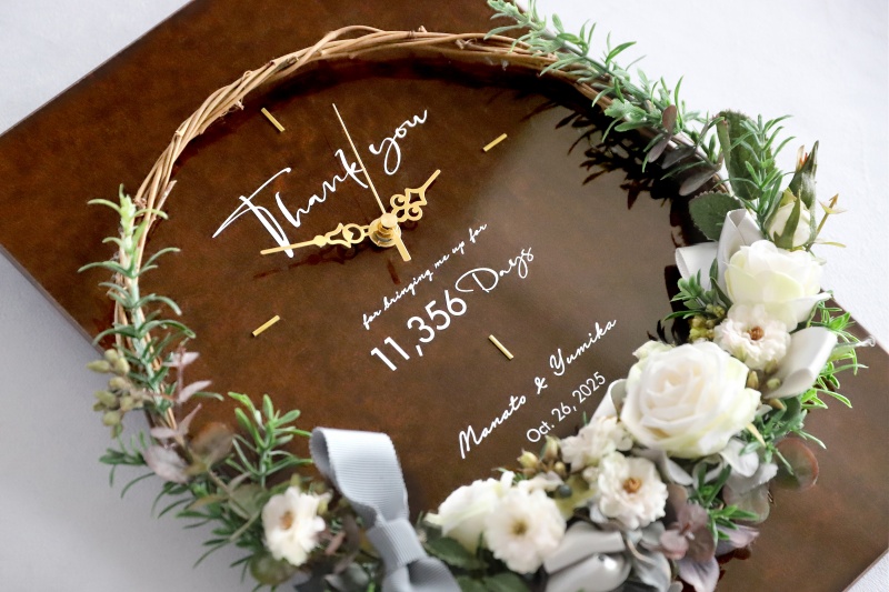 結婚記念日などにあわせた木製パネルとリースの花時計の印字イメージ
