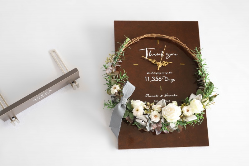 結婚祝いにあわせた木製パネルとリースの花時計のお花イメージ