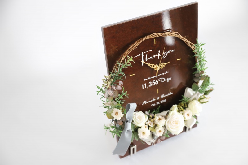 結婚記念日におすすめ：木製パネルとリースの花時計／プレミアム・スノーの置き時計イメージ