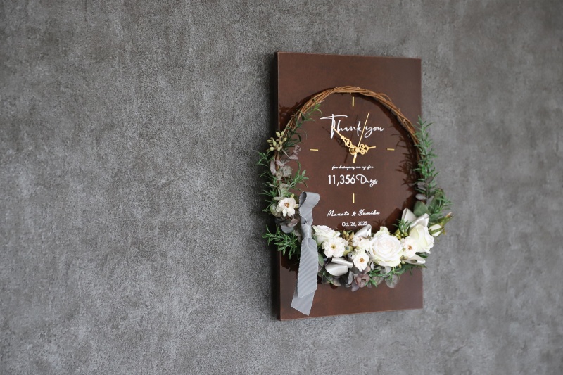 銀婚式の記念品：木製パネルとリースの花時計／プレミアム・スノーの壁掛けイメージ