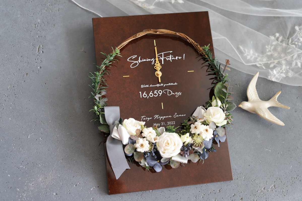 銀婚式や真珠婚式や金婚式などの木製パネルとリースの花時計／プレミアム・スノーのデザインイメージ