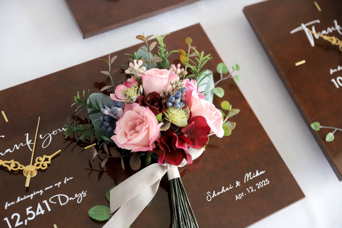 両親贈呈品で人気のあるグリーンがつながる三連式の花時計の赤色の花束ブーケのイメージ