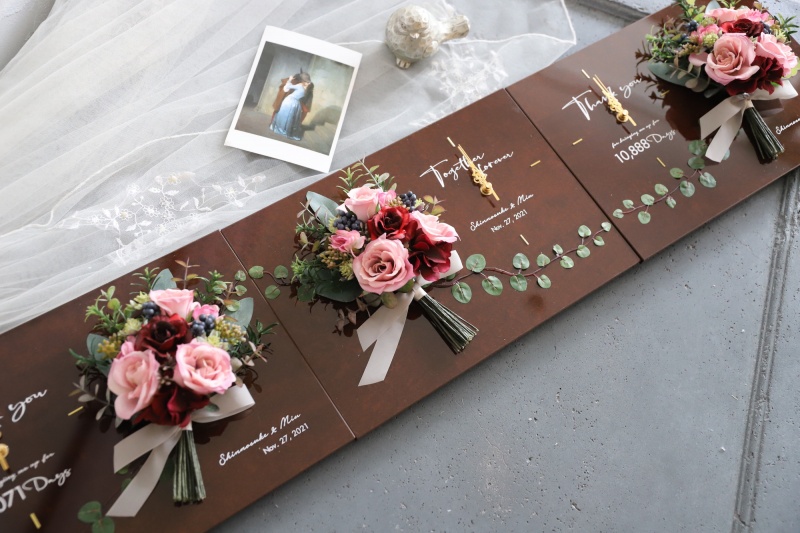結婚式で家族の絆とグリーンがつながる三連式の花時計が連結したイメージ