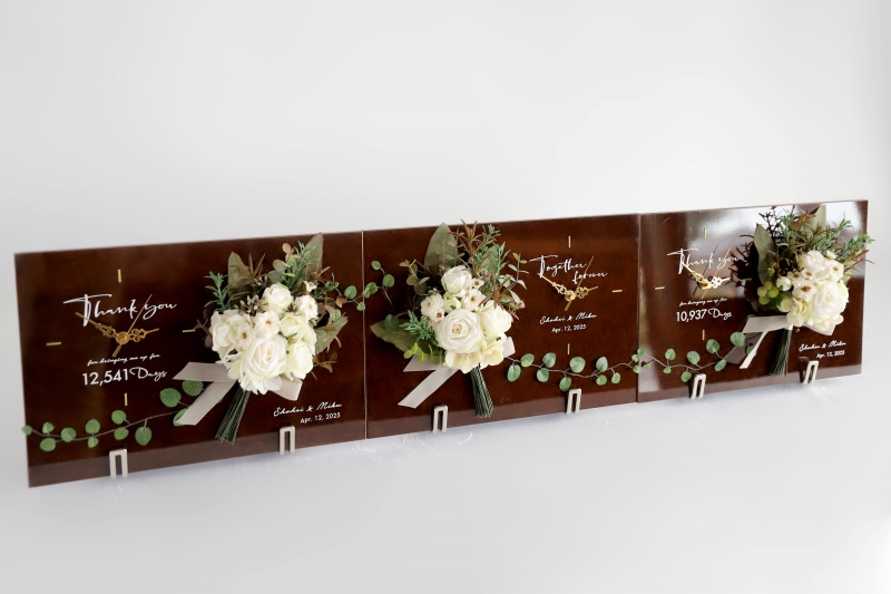 白い花束と葉っぱのついた三連式花時計のサイズイメージ
