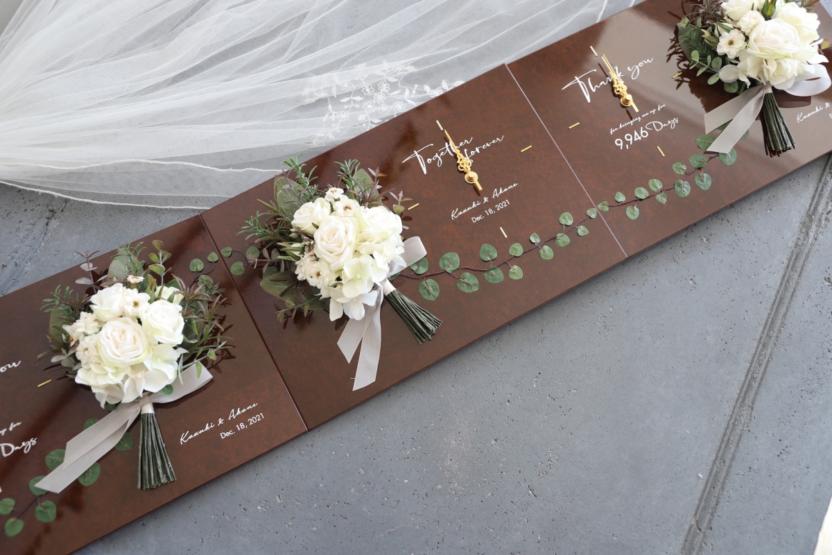 ホワイトブーケと葉っぱのついた三連式花時計の連結イメージ