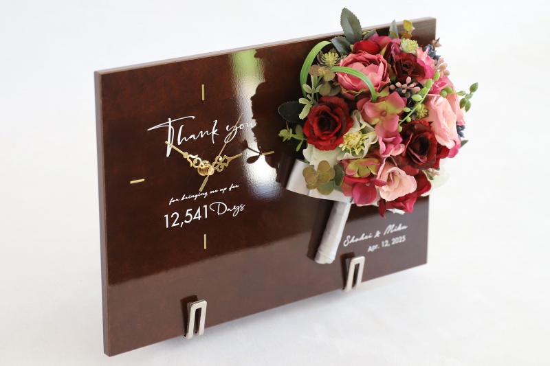 傘寿 米寿 卒寿の誕生日プレゼントにおすすめのブーケの花時計／プレミアム・ローズの斜め方向イメージ