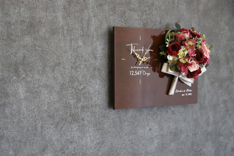 長寿のお祝い記念品として飾るブーケの花時計／プレミアム・ローズの壁掛けイメージ
